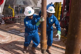 Công nhân của Nhà máy lọc dầu thuộc Tập đoàn Dầu mỏ quốc gia Saudi Aramco, Saudi Arabia. (Nguồn: EPA)