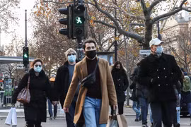 Người dân đeo khẩu trang phòng lây nhiễm COVID-19 tại Berlin, Đức. (Ảnh: THX/TTXVN)