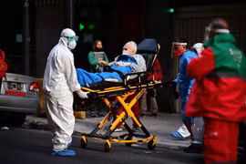 Nhân viên y tế chuyển bệnh nhân COVID-19 vào một bệnh viện ở Buenos Aires, Argentina. (Ảnh: AFP/TTXVN)