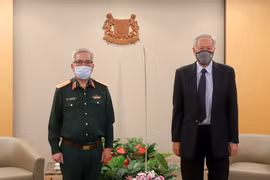 Thứ trưởng Bộ Quốc phòng Nguyễn Chí Vịnh chào xã giao Bộ trưởng Quốc phòng Ng Eng Hen ngày 6/11/2020. (Ảnh: Lê Dương/TTXVN)