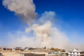 Khói bốc lên từ hiện trường vụ tấn công tại Tây Afghanistan. (Ảnh minh họa. AFP/TTXVN)