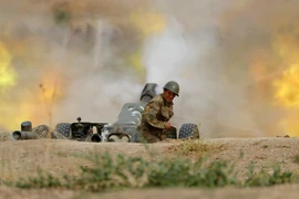 Lực lượng Armenia nã pháo về phía quân đội Azerbaijan trong cuộc giao tranh ở khu vực tranh chấp Nagorny-Karabakh ngày 28/9/2020. (Ảnh: AFP/TTXVN)