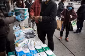 Khẩu trang, găng tay và nước khử khuẩn bày bán tại Brooklyn, New York (Mỹ) trong bối cảnh dịch COVID-19 lan mạnh. (Ảnh: THX/TTXVN)