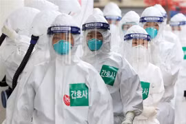 Nhân viên y tế tại một bệnh viện ở Daegu, Hàn Quốc. (Ảnh: Yonhap/TTXVN)