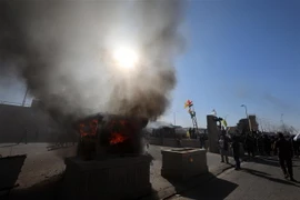 Người biểu tình phóng hỏa bên ngoài Đại sứ quán Mỹ ở Baghdad, Iraq ngày 31/12/2019. (Ảnh: THX/TTXVN)
