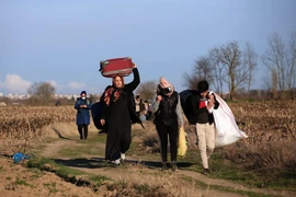 Người di cư tiến về khu vực biên giới Thổ Nhĩ Kỳ - Hy Lạp ở tỉnh Edirne, Thổ Nhĩ Kỳ, ngày 28/2/2020. (Ảnh: THX/TTXVN)