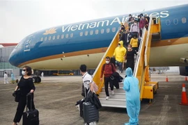 Hơn 500 công dân Việt Nam từ Đức và Anh trở về an toàn tại sân bay Vân Đồn. (Ảnh: TTXVN phát)