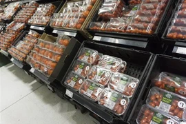 Hoa quả được bày bán tại một cửa hàng ở phía nam London, Anh. (Ảnh: AFP/TTXVN)