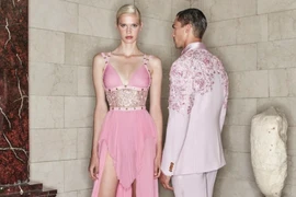 Versace mang màu sắc hội họa trừu tượng đương đại vào bộ sưu tập mới 