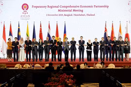 Các đại biểu chụp ảnh chung tại Hội nghị Cấp Bộ trưởng về Hiệp định Đối tác kinh tế toàn diện khu vực (RCEP) ở Nontha Buri, Thái Lan ngày 1/11/2019. (Ảnh: Lý Hữu Kiên/TTXVN)