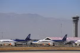 Máy bay của hãng hàng không LATAM tại sân bay quốc tế Santiago, Chile ngày 24/3/2020. (Ảnh: AFP/TTXVN)
