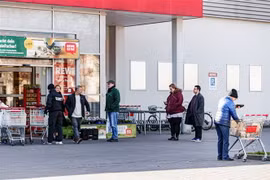 Người dân xếp hàng bên ngoài một siêu thị ở Berlin, Đức, trong bối cảnh dịch COVID-19 lan rộng. (Ảnh: THX/TTXVN)