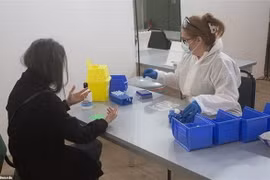 Xét nghiệm máu nhằm phát hiện nhanh người nhiễm COVID-19 tại trung tâm xét nghiệm ở Tây London, Anh. (Ảnh: Dailymail/TTXVN)