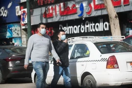  Người dân đeo khẩu trang phòng dịch COVID-19 tại Cairo, Ai Cập. (Ảnh: THX/TTXVN)