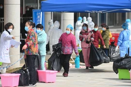 Bệnh nhân nhiễm COVID-19 xuất viện sau khi được chữa khỏi tại bệnh viện ở Vũ Hán, tỉnh Hồ Bắc, Trung Quốc, ngày 10/3/2020. (Ảnh: THX/TTXVN)