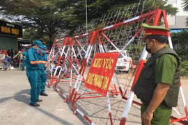 Phong tỏa khu vực chung cư Ehome 4, đường Vĩnh Phú 41, khu phố Hòa Long, phường Vĩnh Phú, thành phố Thuận An, tỉnh Bình Dương. (Ảnh: TTXVN)