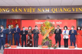 Bí thư Thành ủy Hà Nội Vương Đình Huệ tặng hoa chúc mừng cán bộ, nhân viên, y, bác sỹ của Bệnh viện Thanh Nhàn nhân ngày Thầy thuốc Việt Nam. (Ảnh: Hoàng Hiếu/TTXVN)