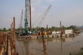 Đắp đập trên kênh Nguyễn Tấn Thành, Tiền Giang. (Ảnh: Minh Trí/TTXVN)