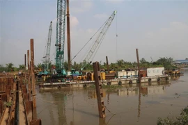 Đắp đập trên kênh Nguyễn Tấn Thành, Tiền Giang. (Ảnh: Minh Trí/TTXVN)