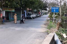 Giám sát đường vào xã Hoa Động, huyện Thủy Nguyên, Hải Phòng, nơi bệnh nhân COVID-19 sinh sống. (Ảnh: Hoàng Ngọc/TTXVN)