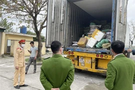 Xe đầu kéo chở 10 tấn thực phẩm bẩn. (Ảnh: Trịnh Duy Hưng/TTXVN)