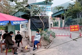 Một chốt kiểm dịch ở thị trấn Cái Rồng, Vân Đồn, Quảng Ninh. (Ảnh: TTXVN phát)