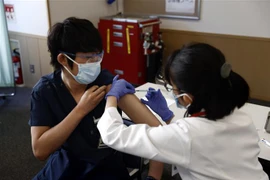 Tiêm vắcxin phòng COVID-19 cho nhân viên y tế tại Tokyo, Nhật Bản, ngày 17/2/2021. (Ảnh: THX/ TTXVN)