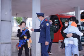 Lực lượng chức năng tuyên truyền nhắc nhở người dân đeo khẩu trang đúng cách tại bến xe khách Lai Châu để phòng chống dịch COVID - 19. (Ảnh: Quý Trung/TTXVN)