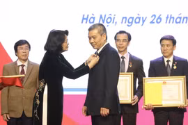 Phó Chủ tịch nước Đặng Thị Ngọc Thịnh trao Danh hiệu Thầy thuốc Nhân dân cho Phó Giáo sư, Tiến sỹ Nguyễn Hữu Ước, Giám đốc Trung tâm tim mạch và lồng ngực (Bệnh viện Hữu nghị Việt Đức), Giảng viên cao cấp, Trưởng phân môn Phẫu thuật tim mạch - lồng ngực, 
