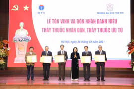 Phó Chủ tịch nước Đặng Thị Ngọc Thịnh trao Danh hiệu Thầy thuốc nhân dân cho 5 cá nhân thuộc Đại học Y Hà Nội. (Ảnh: Minh Quyết/TTXVN)