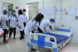 Giường bệnh tại khoa hồi sức trong Bệnh viện dã chiến. (Ảnh: Xuân Tiến/TTXVN)