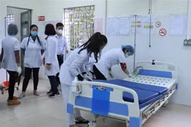 Giường bệnh tại khoa hồi sức trong Bệnh viện dã chiến. (Ảnh: Xuân Tiến/TTXVN)