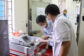 Kiểm tra sự ổn định của hệ thống máy móc, trang thiết bị y tế phục vụ công tác điều trị cho bệnh nhân COVID-19 tại Phòng vật tư tiêu hao của bệnh viện dã chiến. (Ảnh: Xuân Tiến/TTXVN)