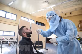 Xét nghiệm COVID-19 cho người dân ở Israel. (Ảnh: THX/TTXVN)
