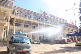 Lực lượng quân đội Quân đoàn 3 khử khuẩn tại các điểm dịch trên địa bàn tỉnh Gia Lai. (Ảnh: TTXVN phát)