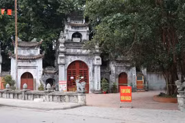 Đền Mẫu tại phố Hiến đóng cửa, căng dây không tiếp đón du khách. (Ảnh: Đinh Tuấn/TTXVN)