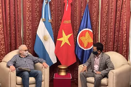 Đại sứ Dương Quốc Thanh trao đổi với Tổng Bí thư Đảng Cộng sản Argentina Gorodeki Kot. (Ảnh: Hoài Nam/TTXVN)