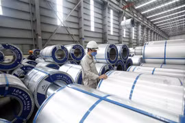 Dây chuyền sản xuất tại công ty Tôn Hòa Phát (Khu công nghiệp Phố nối B, huyện Văn Lâm, Hưng Yên). (Ảnh: Phạm Kiên/TTXVN)