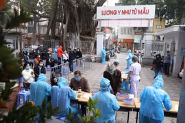 Trung tâm y tế quận Hai Bà Trưng (Hà Nội) thực hiện quyết liệt việc điều tra truy vết và lấy mẫu xét nghiệm các công dân từ vùng dịch COVID-19 về. (Ảnh: Minh Quyết/TTXVN)