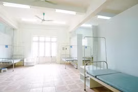 Các phòng bệnh nhân nặng tại Bệnh viện dã chiến số 3 ở Hải Dương có bố trí nút nhấn khẩn cấp báo đến trung tâm chỉ huy. Vách ngăn các buồng bệnh được lắp đặt đúng theo tiêu chuẩn phòng, chống dịch. (Ảnh: TTXVN phát)