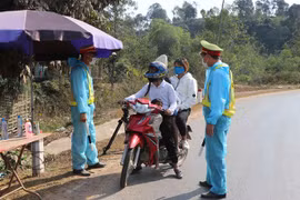 Lực lượng chức năng thuộc tổ chốt kiểm soát tại Km30 tuyến Quốc lộ 279 địa bàn tỉnh Điện Biên đang thực hiện truy vết, nhận diện các trường hợp F1, F2, F3. (Ảnh: Xuân Tiến/TTXVN)