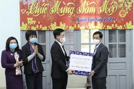Ủy viên Bộ Chính trị, Thường trực Ban Bí thư Võ Văn Thưởng tặng quà, chúc tết cán bộ, nhân viên Viện Vệ sinh dịch tễ Trung ương. (Ảnh: Minh Quyết/TTXVN)