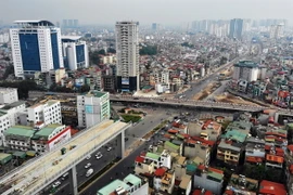 Các nhánh cầu dẫn kết nối với các tuyến đường bên dưới tại các vị trí: đầu cầu Vĩnh Tuy, nút Ngã Tư Vọng, nút Ngã Tư Sở. Tuyến đường trên cao có chiều dài khoảng 5,1km, vị trí nằm trong dải phân cách giữa của tuyến đường. (Ảnh: Danh Lam/TTXVN)