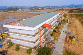 Bệnh viện có diện tích khoảng 5.000m2, vốn là Trung tâm thực hành Thực nghiệm, trường Đại học Sao Đỏ - Cơ sở 2 (Chí Linh, Hải Dương) đã được cải tạo theo đúng thiết kế vận hành của một bệnh viện dã chiến tiêu chuẩn. (Ảnh: TTXVN phát)