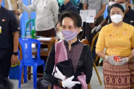 Nhà lãnh đạo Myanmar Aung San Suu Kyi (phía trước) tới thị sát công tác tiêm vắcxin phòng dịch COVID-19 tại một bệnh viện ở Naypyidaw ngày 27/1/2021. (Ảnh: AFP/TTXVN)