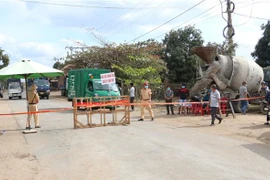 Các chốt chặn kiểm soát chặt chẽ người và phương tiện tại các điểm có trường hợp dương tính với SARS-CoV-2 tại Gia Lai. (Ảnh: Quang Thái/TTXVN)