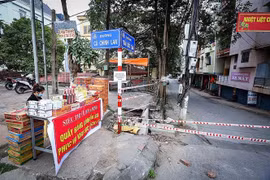 Một quầy hàng bình ổn giá ngay tại đầu phố Trần Quốc Toản phục vụ người dân tổ 3 phường Đồng Tiến, thành phố Hòa Bình yên tâm thực hiện quy định cách ly theo dõi COVID-19. (Ảnh: Trọng Đạt/TTXVN)