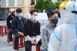 Thanh niên nhập ngũ đến xét nghiệm phải thực hiện đúng nguyên tắc 5K của Bộ Y tế. (Ảnh: Văn Dũng/TTXVN)