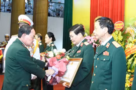 Thượng tướng Trần Đơn trao danh hiệu Thầy thuốc Nhân dân tặng các thầy thuốc quân đội. (Nguồn: qdnd.vn)