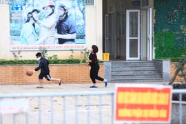 Khu cách ly tập trung tại Trường Tiểu học Xuân Phương có sân chơi rộng rãi để hoạt động, vui chơi giúp các em đỡ buồn. (Ảnh: Thành Đạt/TTXVN)